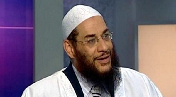 Egyptian cleric: men can spy on women in the shower