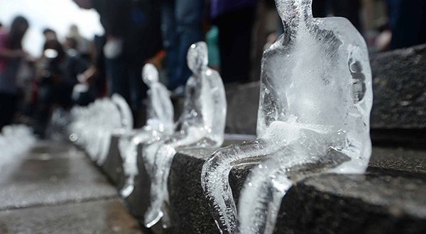 Mini Ice Sculptures A Memorial to WW1
