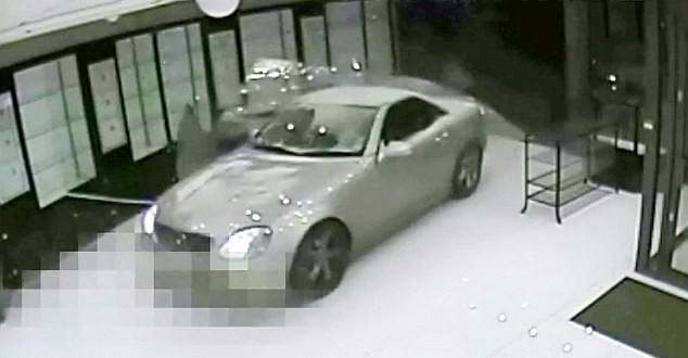 Smash and Grab Robbers use a Mercedes
